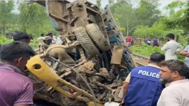 মীরসরাইয়ে পাহাড়িকা এক্সপ্রেস ট্রেনের ধাক্কায় রেলক্রসিংয়ে বিকল বালুবাহী ট্রাক